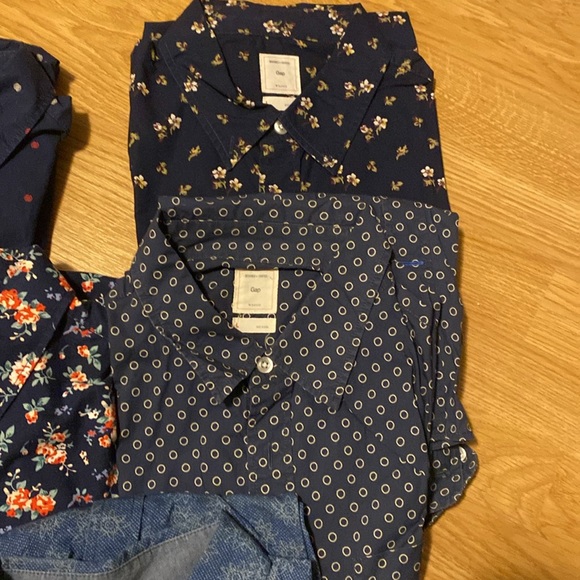 Lot of Five (5) Gap Button Down Long Sleeve - Picture 3 of 4